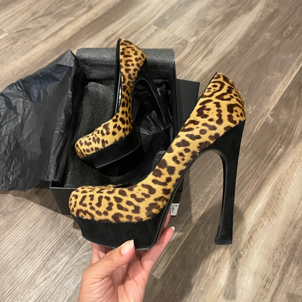 YVES SAINT LAURENT Leopard Print Pumps